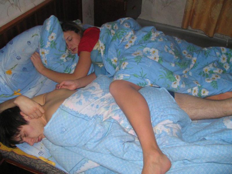 Спящую зрелую маму сын. Спящие домашнее.