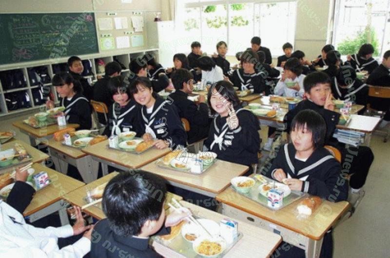 Сколько учатся в японии. Японские школьники. Школа в Японии. Столовые в японских школах. Япония школа столовая.